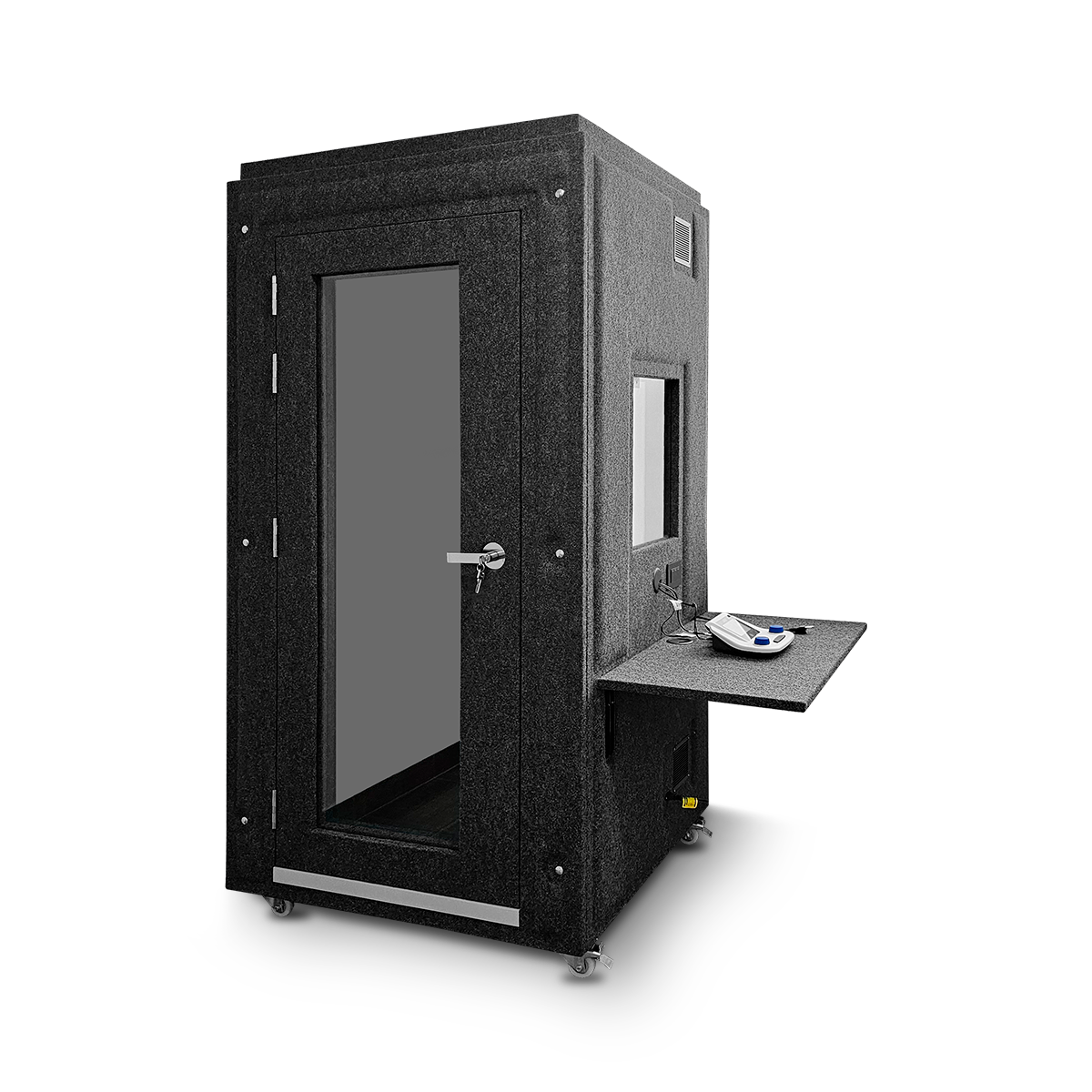 Cabina audiométrica negra con ventana y puerta de vidrio y audiómetro sobre el tablero